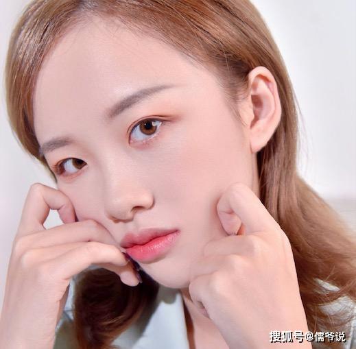 模范网红情侣分手,疑似男方出轨女方好友,被女方曝光出轨证据