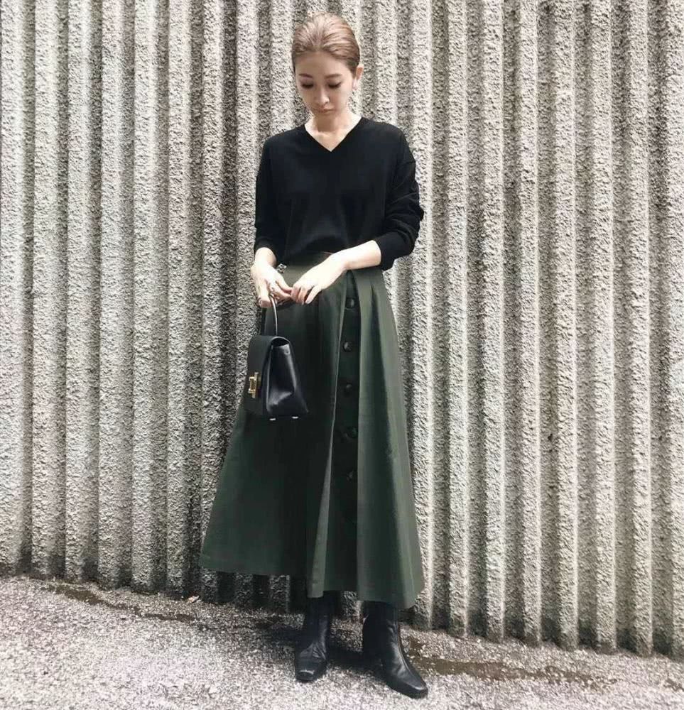 草莓身材的女人怎么穿才不显肩宽?穿这种长裙让你美得优雅还高级
