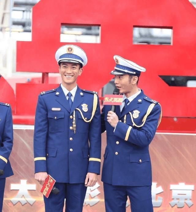 当179黄晓明撞上180杜江,同穿军装,网友:对比很明显