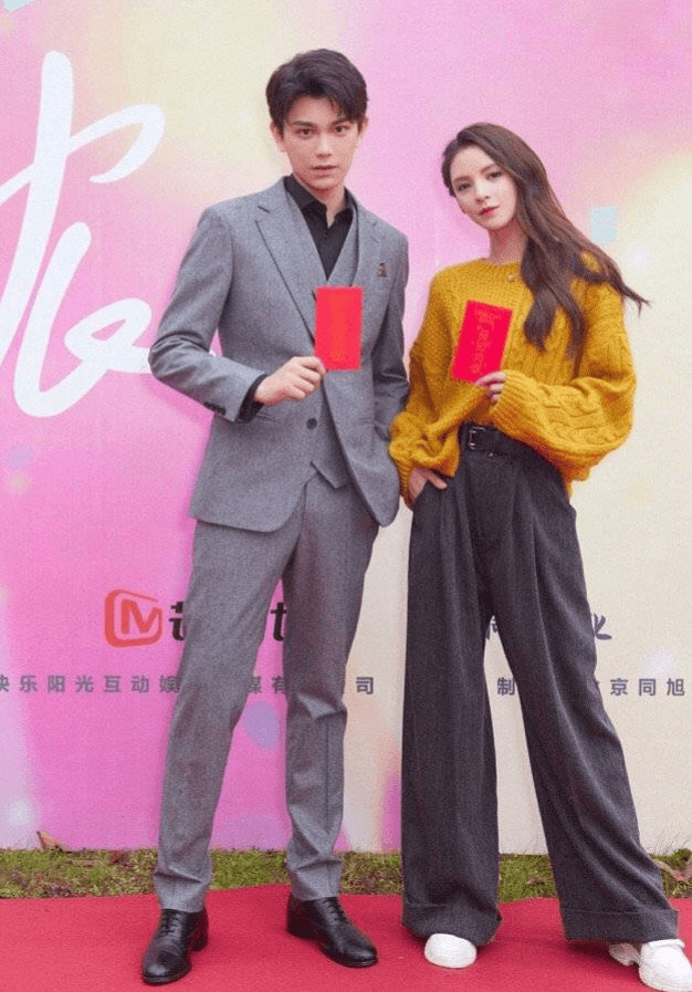 美女张予曦穿“睡裤”出镜,这造型让人看呆了