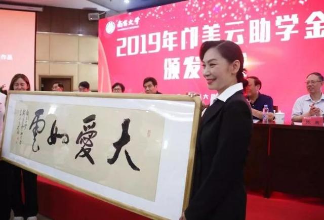 传奇女富豪邝美云：14岁打工养家，拒做赌王五太，靠自己成为豪门