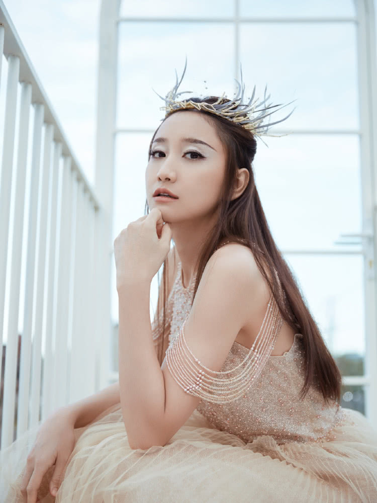 陈彦妃白色羊羔毛大衣清新甜美,扎高马尾俏皮阳光