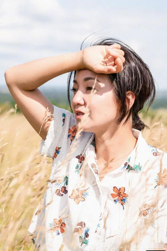 许久未见阿雅,惬意休闲装享受自然,41岁更具韵味