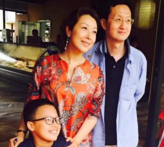 曾是春晚常客，三任男友一离世一入狱一破产，今嫁董事长活得幸福