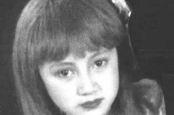 谁见过袁泉11岁的照片,浓眉大眼撞脸热巴,难怪早期大家说她难