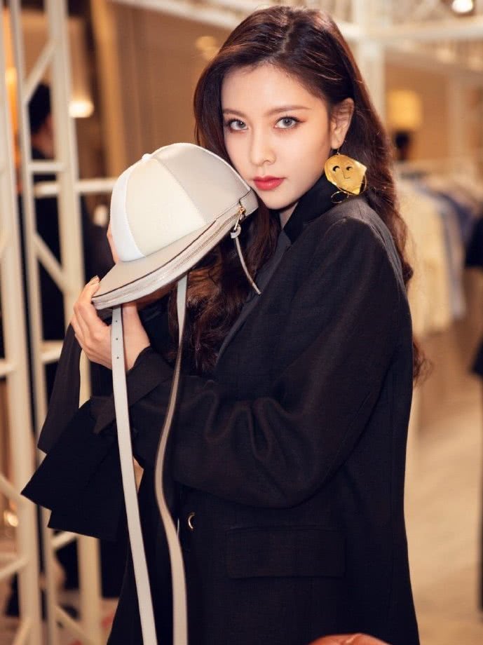 美女宋妍霏只是多解了一颗扣子，居然也打扮的很惊艳！