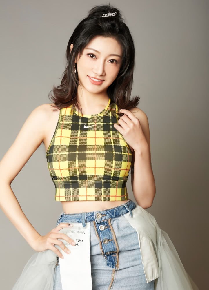 吴茉彤太会打扮自己了，靠“反穿裙子”抢镜，意外潮翻