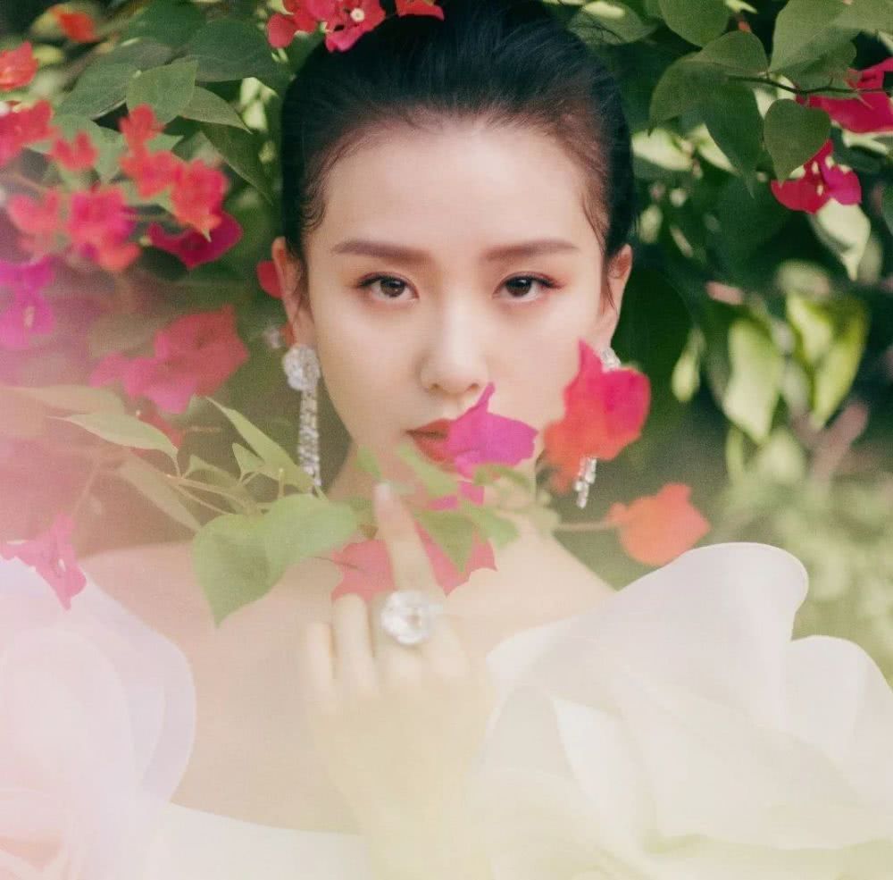 气质美女刘诗诗合影杀手又开始了，最新造型白色鱼尾裙明艳动人