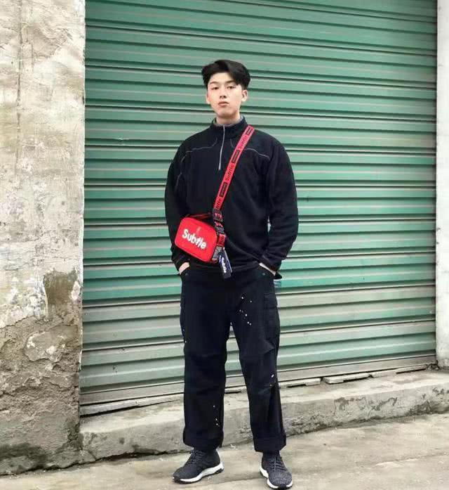 男女都百搭“斜挎包”,喜欢穿城市户外风的你,背上包包更加帅气