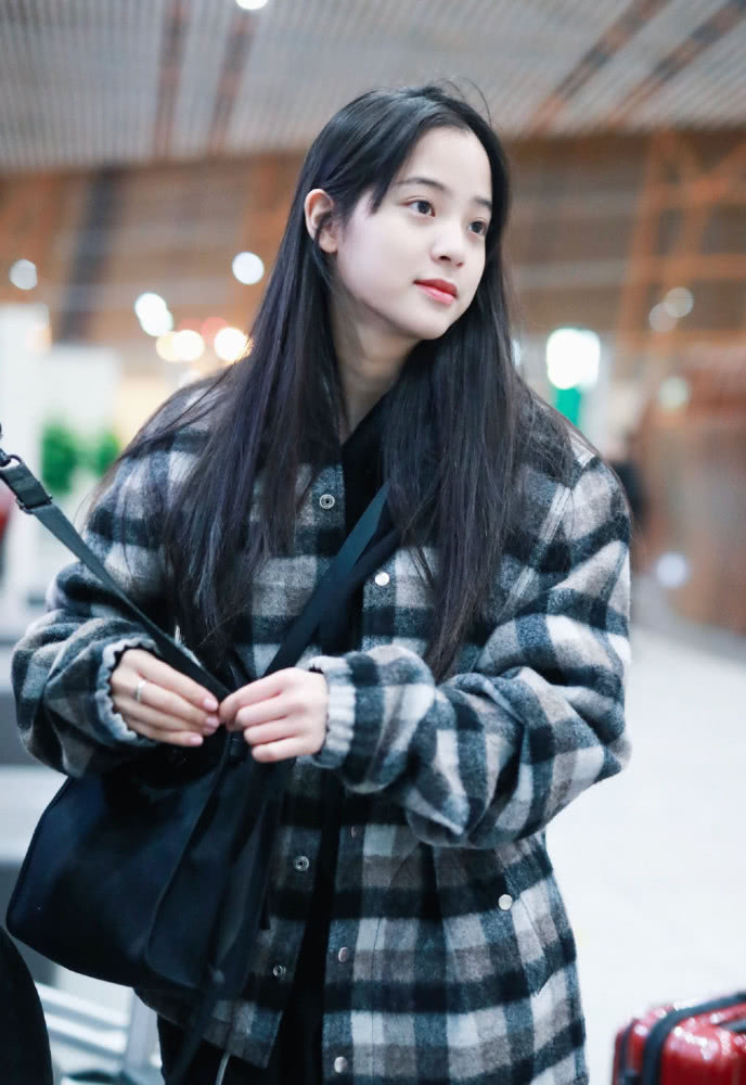 欧阳娜娜机场街拍：穿黑白格纹外套满脸胶原蛋白太羡慕