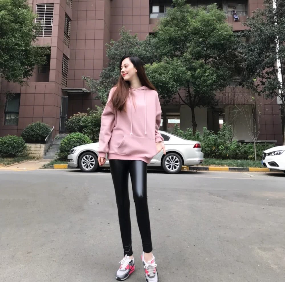 穿腻了光腿神器?不妨试试这些皮面单品,让你清爽整个秋天
