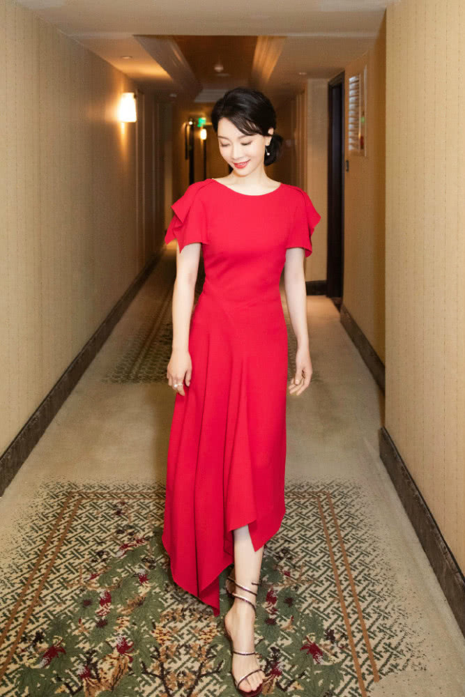 陈数睡衣造型妩媚知性，果然是一位岁月不败的美人