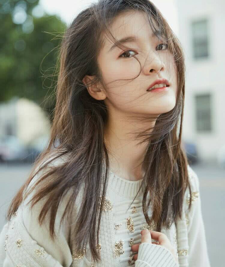 本是陪姐姐去拍戏却被导演看中,如今大红大紫,姐姐却没名气!