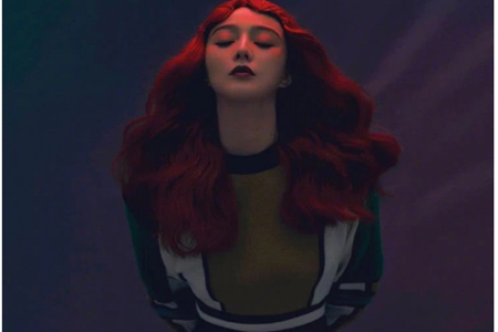 范冰冰妩媚红发造型拍《嘉人》复出，卷发海妖妆神似“湄拉”