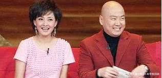 曾9次登上春晚，被富豪丈夫宠爱21年，今45岁依旧像个少女
