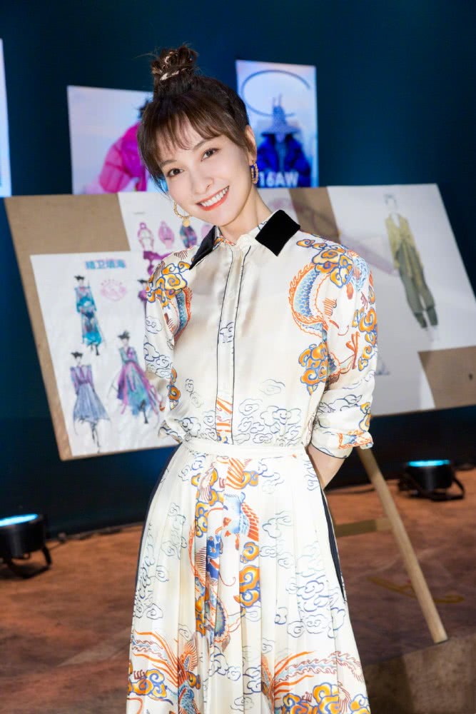 吴昕穿龙纹裙展中国美,身高比例出挑,时尚感开挂