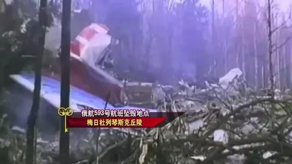 女网红进客机驾驶舱晒合影，人美心恶，拿全机人生命当儿戏！