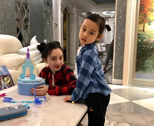 李小璐满面笑容接女儿,甜馨见李小璐身着露脐装后,立刻帮她遮挡