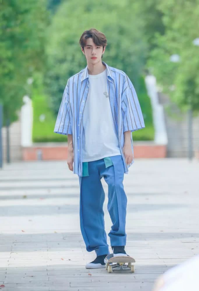 王一博酷盖少年来袭,教科书式潮男穿搭,简直是男友大长腿啊