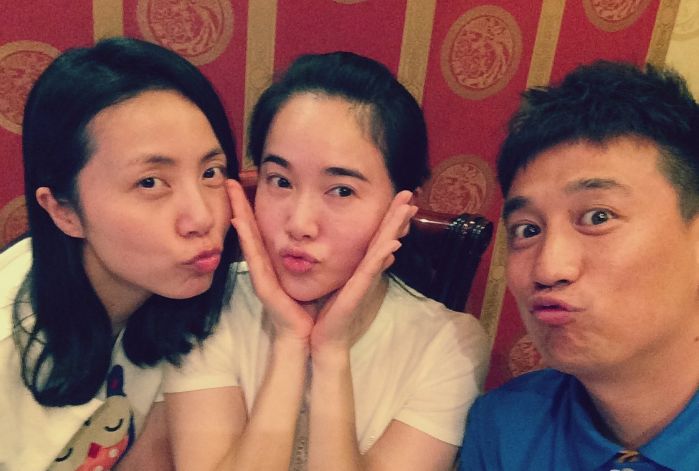 同为40岁辣妈，左小青和黄磊老婆孙莉素颜同框，气质差距有点大