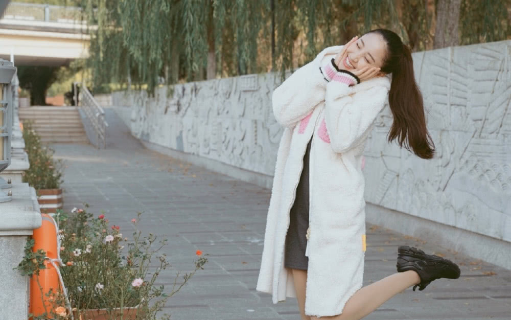 陈彦妃白色羊羔毛大衣清新甜美,扎高马尾俏皮阳光