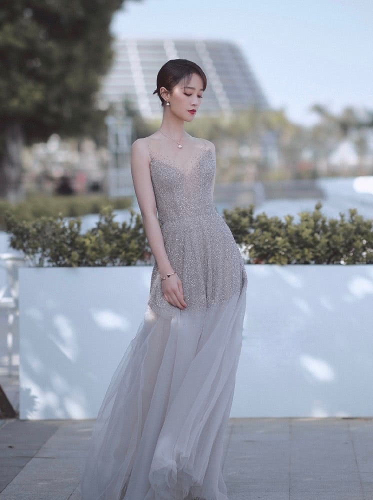 蓝盈莹穿亮片轻纱裙仙气逼人,太美丽