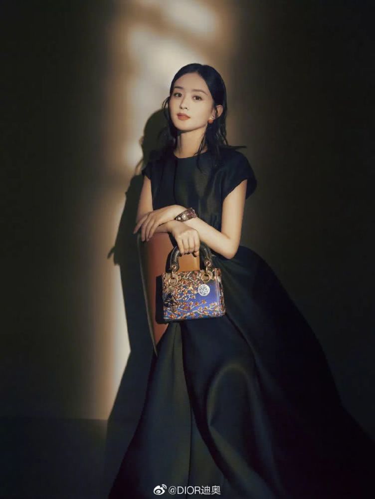 “一颦一笑都是沙尘暴”,穿什么都没气质的吴宣仪才是吃土女孩