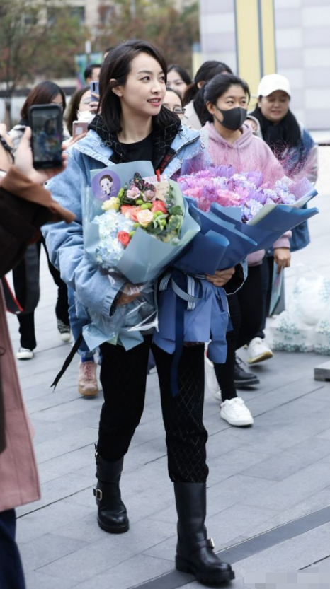 宋茜把机场当市场穿着太随性,裤子塞靴子里,双腿短粗气质全无!