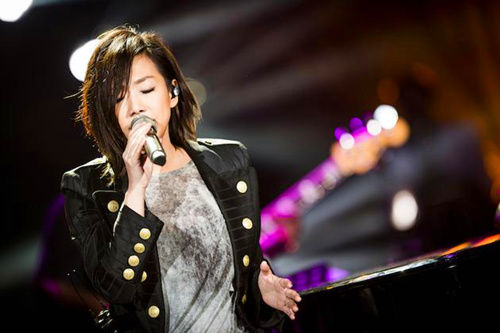 三获女歌手金奖，与李宗盛奉女成婚，如今再嫁小11岁的澳门鼓王