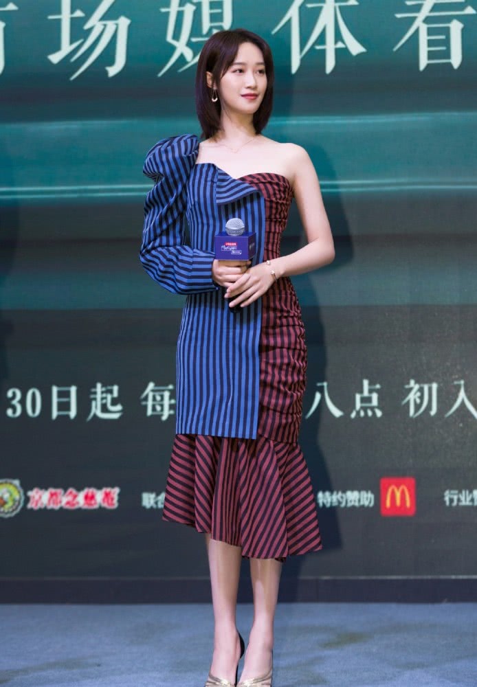 蓝盈莹穿亮片轻纱裙仙气逼人,太美丽