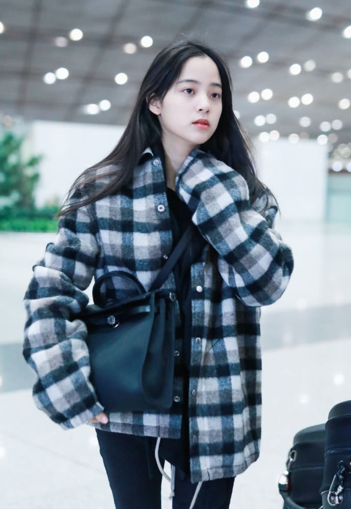 欧阳娜娜机场街拍：穿黑白格纹外套满脸胶原蛋白太羡慕