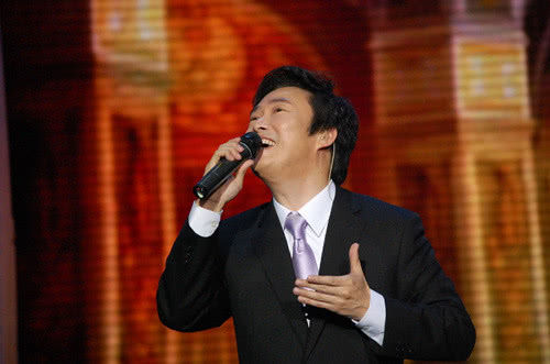 21岁酒吧唱歌谋生,因拒绝入赘一直未婚,如今64岁退出娱乐圈