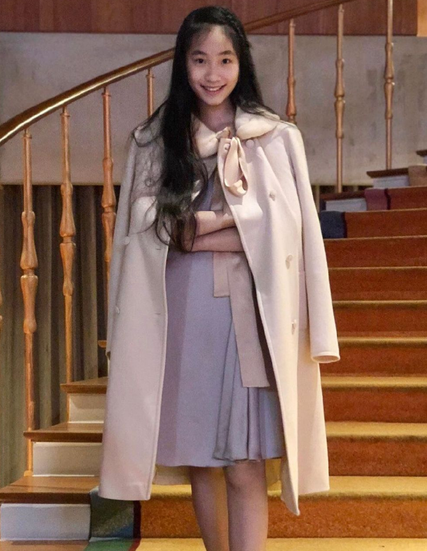 小S二女儿生日,姨妈大S包场庆祝,12岁许韶恩美艳不输姐姐