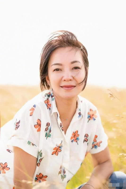 许久未见阿雅,惬意休闲装享受自然,41岁更具韵味