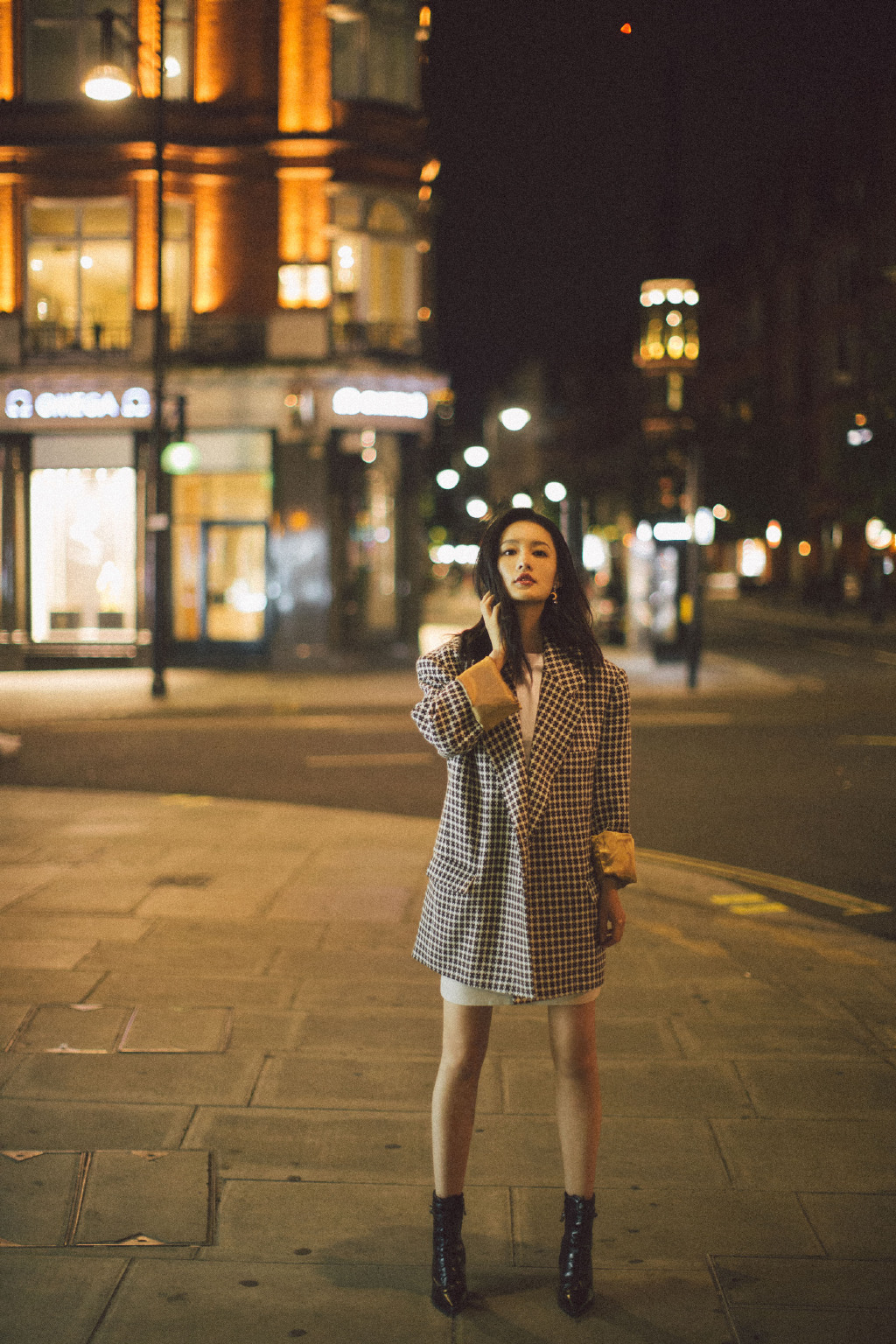 李沁深夜街拍写真图片，太会摆造型了