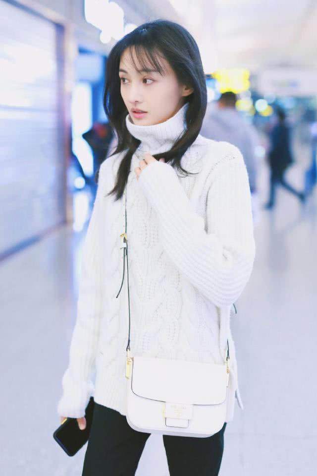 今年流行这3种颜色毛衣,搭配起来时尚减龄又有气质