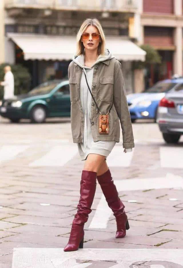 欧美街拍:今年流行“慵懒风”穿搭,休闲又有女人味