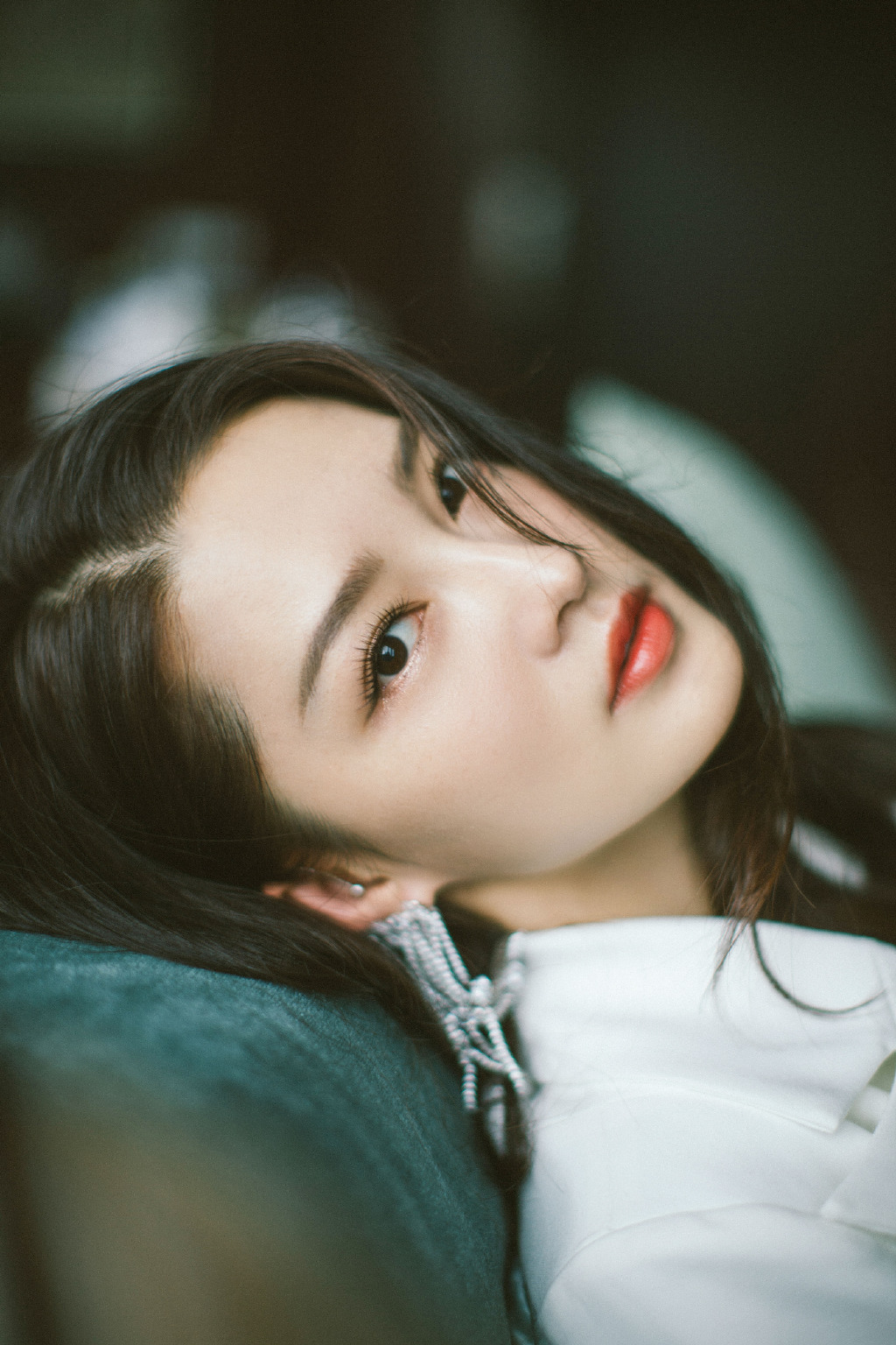 气质美女李沁白色西装裙干练风格写真图片