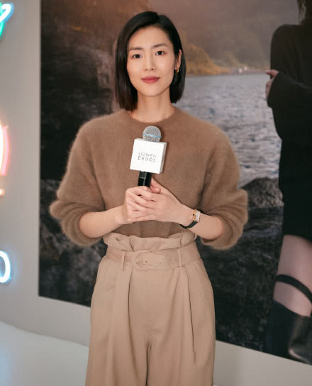 秋冬内搭怎么选？和刘雯一起内搭的高段位穿搭，温暖又青春