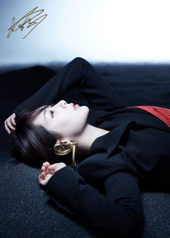 杨紫拍时尚杂志!穿3万8连衣裙涂红唇,气质全开