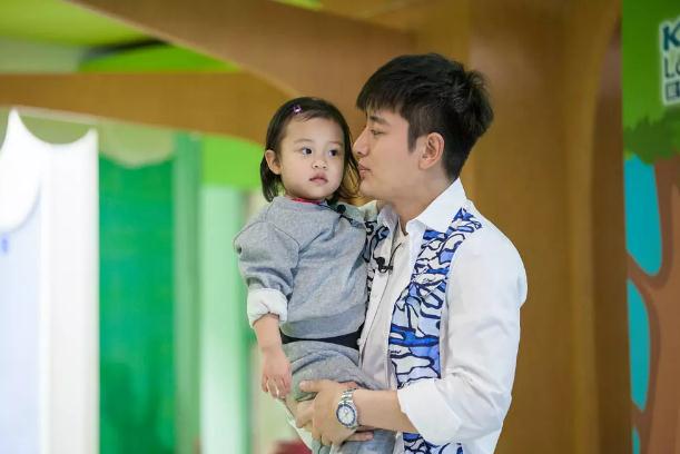 李小璐满面笑容接女儿,甜馨见李小璐身着露脐装后,立刻帮她遮挡