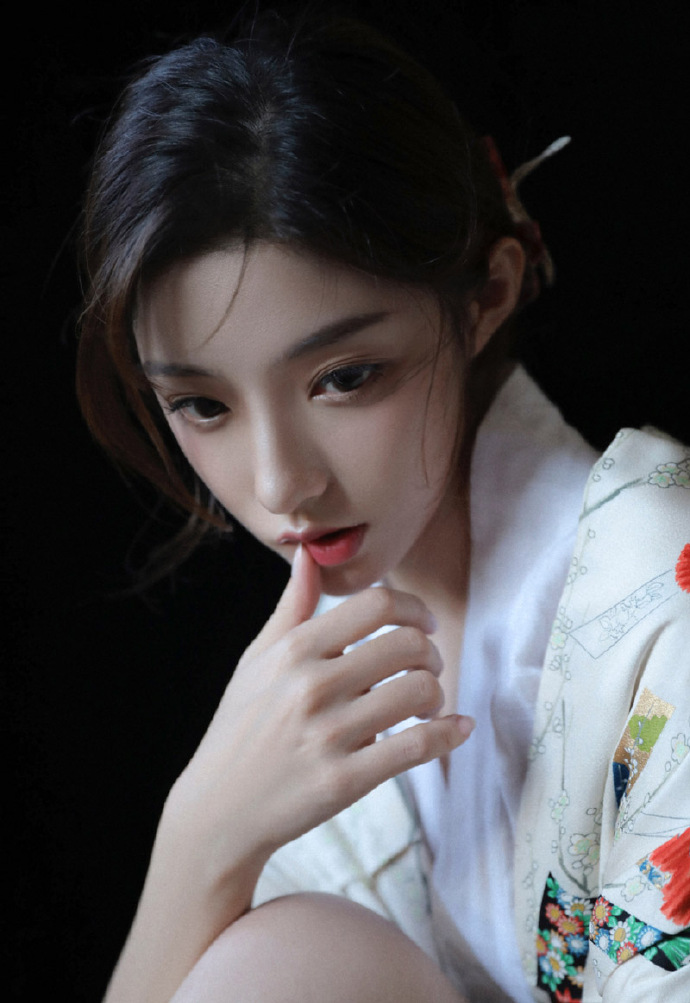 穿和服的精致美女小姐姐红唇白皙制服诱惑写真图片