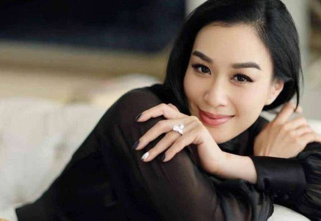 被称为性感女神的她,中越混血美出天际,49岁被宠到发福