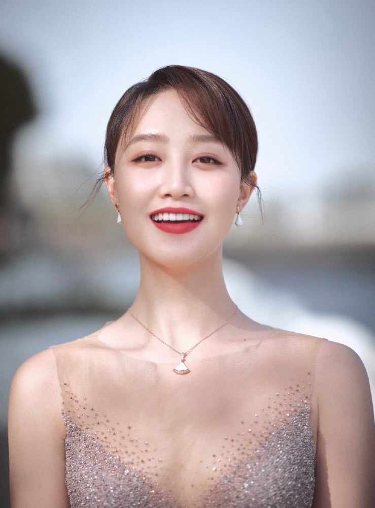 蓝盈莹穿亮片轻纱裙仙气逼人,太美丽