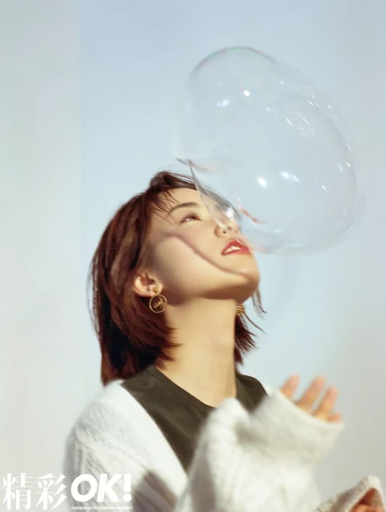 沈月拍摄时尚大片，化身元气少女