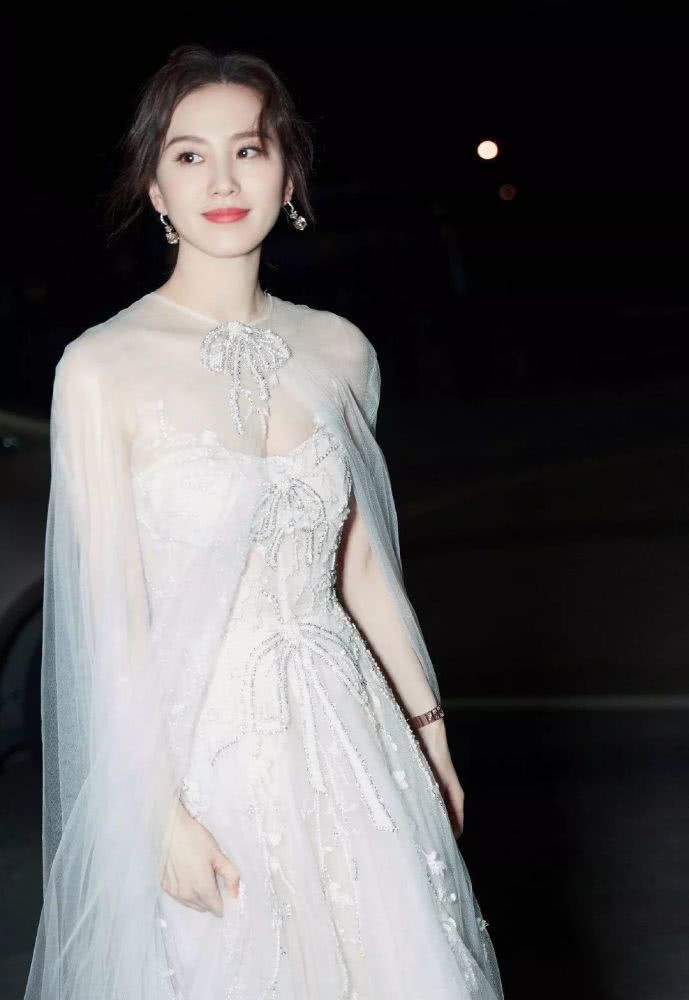 气质美女刘诗诗合影杀手又开始了，最新造型白色鱼尾裙明艳动人