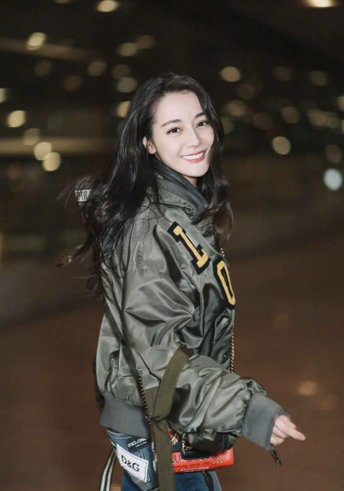 迪丽热巴高颜值高太任性,穿运动外套搭配牛仔裤个性十足