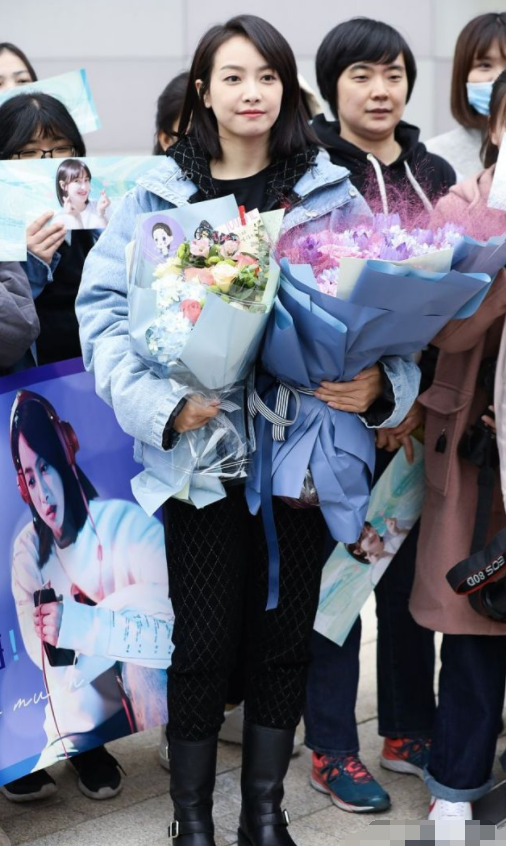 宋茜把机场当市场穿着太随性,裤子塞靴子里,双腿短粗气质全无!