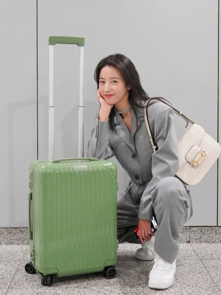 周雨彤和宋妍霏身高只差2CM，同样搭配西服套装，腿长就是任性