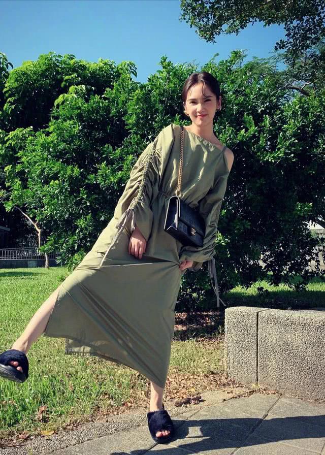 杨丞琳现身签唱会,穿一身蓝色连衣裙,优雅又迷人